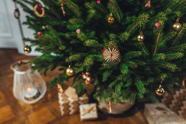 Arka planda süslenmiş Noel ağacı, hediye kutuları, kış zamanı..