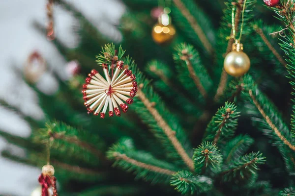 Geschmückter Weihnachtsbaum Auf Verschwommenem Hintergrund — Stockfoto
