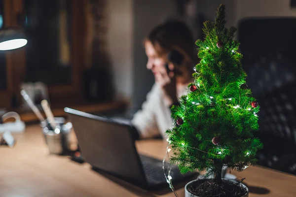 Vánoční Stromeček Zdobené Kanceláři Podnikatelka Rozmazané Pozadí Pracuje Notebooku — Stock fotografie