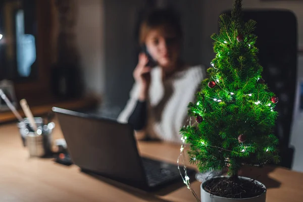 Árvore Natal Decorada Escritório Empresária Fundo Borrão Trabalhando Laptop — Fotografia de Stock