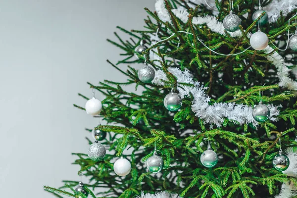 Geschmückter Weihnachtsbaum Auf Verschwommenem Hintergrund Winterzeit — Stockfoto