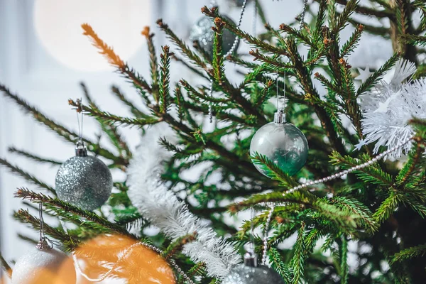 Geschmückter Weihnachtsbaum Auf Verschwommenem Hintergrund Winterzeit — Stockfoto