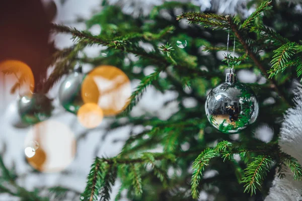 Árvore Natal Decorada Fundo Borrado Tempo Inverno — Fotografia de Stock