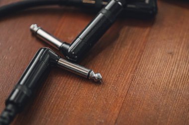 Yakın görüntüde bir grup ses ekipmanı konnektörü
