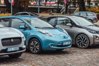 Riga, Letonya 15 Ekim 2019 Sokağa park edilmiş elektrikli arabalar, alternatif yakıt taşımacılığı