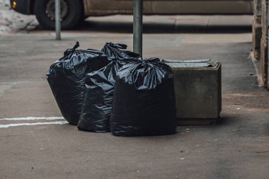 Siyah plastik torbalar, şehir temizliği. 