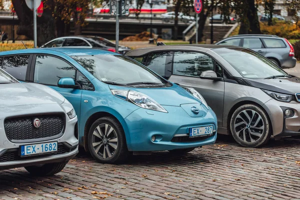 Riga, Letonya 15 Ekim 2019 Sokağa park edilmiş elektrikli arabalar, alternatif yakıt taşımacılığı
