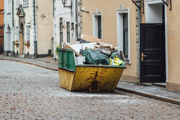 道路上の建設ゴミコンテナ — ストック写真