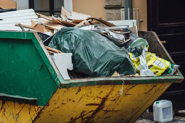 Bauschuttcontainer Auf Der Straße — Stockfoto