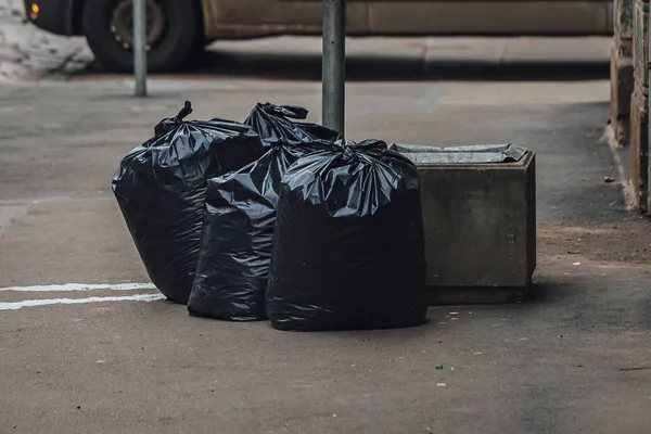 黒のビニール袋の行は 都市の清掃 — ストック写真