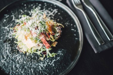 Lokantanın karanlık masasında sağlıklı ve lezzetli bir etli sandviç.