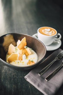 Güzel servis edilmiş çöl, kapuçino ve karanlık masa, restoranda tatlılar.