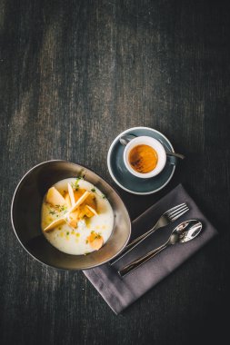 Güzel servis edilmiş çöl, kapuçino ve karanlık masa, restoranda tatlılar.