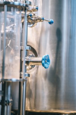 Bira fabrikasında bira demleme ekipmanı! Metal tanklar, alkollü içki üretimi