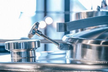 Bira fabrikasında bira demleme ekipmanı! Metal tanklar, alkollü içki üretimi