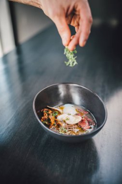 Miso Ramen Asya eriştesi yumurta, enoki ve kakaolu lahana. Koyu ahşap arka planda.