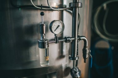 Bira fabrikasında bira demleme ekipmanı! Metal tanklar, alkollü içki üretimi