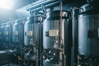 Bira fabrikasında bira demleme ekipmanı! Metal tanklar, alkollü içki üretimi
