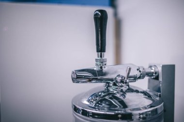 Bira fabrikasında bira demleme ekipmanı! Metal tanklar, alkollü içki üretimi