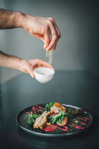 Gezond Mooi Geserveerd Vleesvoedsel Met Bieten Salades Biologisch Voedsel Tafel — Stockfoto