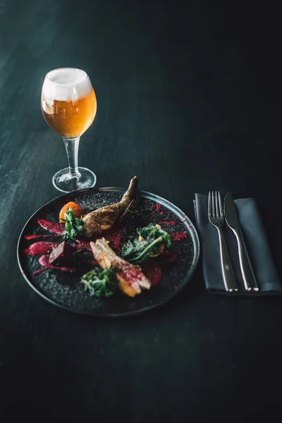 Gezond Mooi Geserveerd Vleesvoedsel Met Bieten Salades Biologisch Voedsel Tafel — Stockfoto