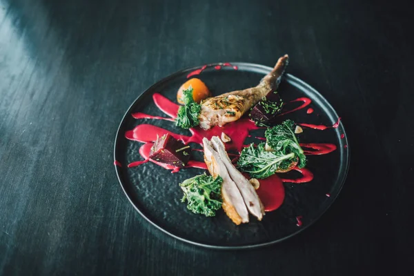 Gezond Mooi Geserveerd Vleesvoedsel Met Bieten Salades Biologisch Voedsel Tafel — Stockfoto