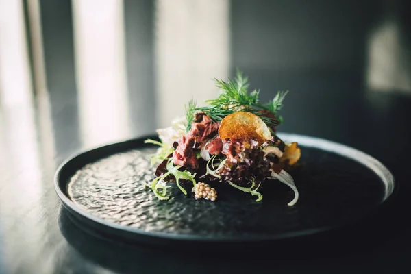 Gezond Heerlijk Rundvlees Sandwich Donkere Tafel Restaurant — Stockfoto