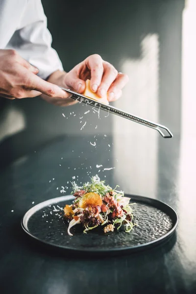 Gezond Heerlijk Rundvlees Sandwich Donkere Tafel Restaurant — Stockfoto