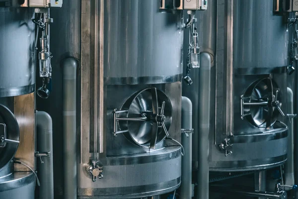 醸造所でクラフトビール醸造設備 金属タンク アルコール飲料製造 — ストック写真