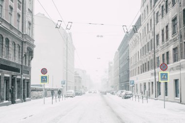Şehirde yoğun kar yağışı var. Sokaklar, kışın evler 