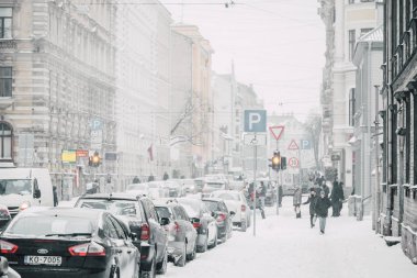 Şehirde yoğun kar yağışı var. Sokaklar, evler İnsanlar kışın şehir trafiğini zorluyor 