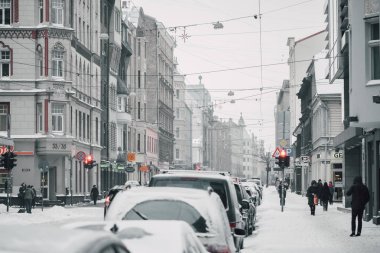 Şehirde yoğun kar yağışı var. Sokaklar, evler İnsanlar kışın şehir trafiğini zorluyor 