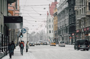 Şehirde yoğun kar yağışı var. Sokaklar, evler İnsanlar kışın şehir trafiğini zorluyor 