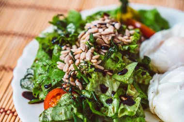 Kino güveci ahşap masada kasede