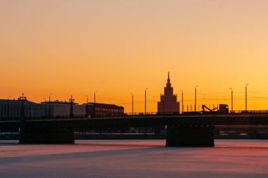 Güneşli bir günde şehre panoramik manzara, Riga, Letonya