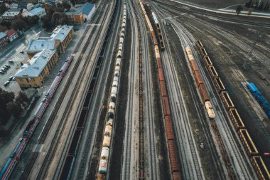 Kargo trenleri yakın plan. Tren istasyonundaki renkli yük trenlerinin hava manzarası. Trenli endüstriyel kavramsal sahne. Uçan İHA 'nın üst görüntüsü