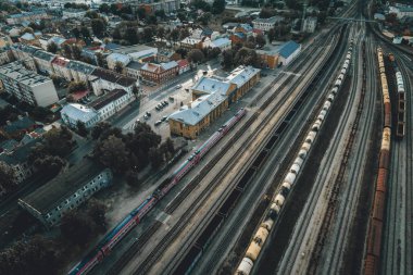 Şehir bölgesi, küçük kasabadaki binalar, trafiği olan yollar, Daugavpils, Letonya