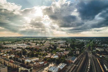 Şehir bölgesi, küçük kasabadaki binalar, trafiği olan yollar, Daugavpils, Letonya