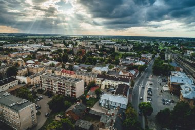 Şehir bölgesi, küçük kasabadaki binalar, trafiği olan yollar, Daugavpils, Letonya