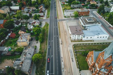 Şehir bölgesi, küçük kasabadaki binalar, trafiği olan yollar, Daugavpils, Letonya