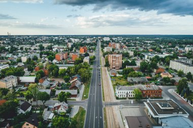 Şehir bölgesi, küçük kasabadaki binalar, trafiği olan yollar, Daugavpils, Letonya