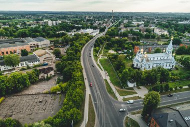 Şehir bölgesi, küçük kasabadaki binalar, trafiği olan yollar, Daugavpils, Letonya