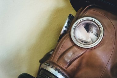 Eski Sovyet gaz maskesi yakından görünüyor.