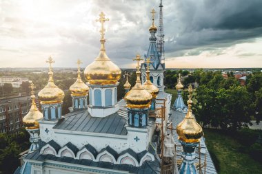 Şehirde altın kuleleri olan beyaz kiliseye hava manzarası, Daugavpils, Letonya 'da din binası