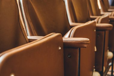 Kahverengi deri kaplı eski ahşap sandalyeler.