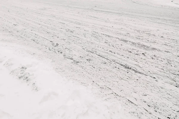 Malá Městská Silnice Pokrytá Sněhem Stopy Pneumatik Sněhu — Stock fotografie