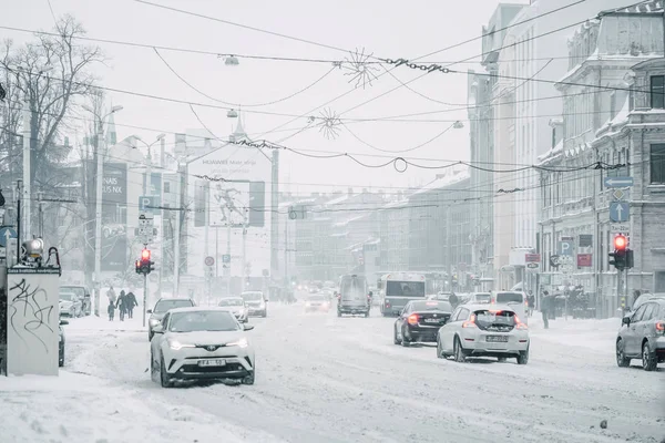 Silný Sníh Městě Ulice Domy Lidé Stěhují Obtížemi Městská Doprava — Stock fotografie