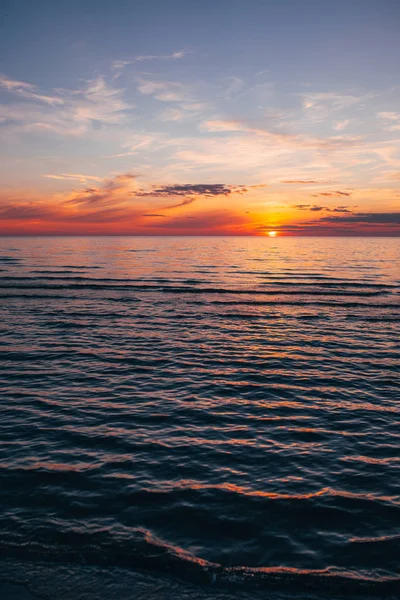 夜晚在海边 美丽的夕阳西下在波罗的海海岸上 小波浪映衬着风景 — 图库照片