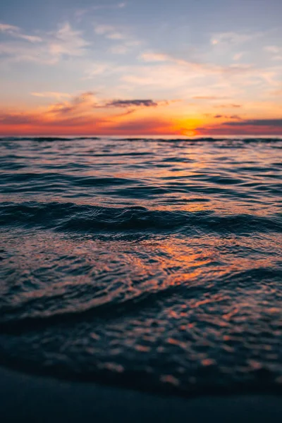 夜晚在海边 美丽的夕阳西下在波罗的海海岸上 小波浪映衬着风景 — 图库照片