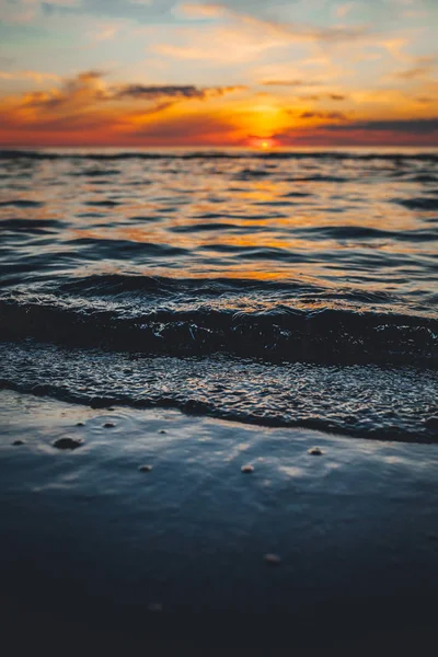 Tarde Junto Mar Hermosa Puesta Sol Sobre Orilla Del Mar —  Fotos de Stock